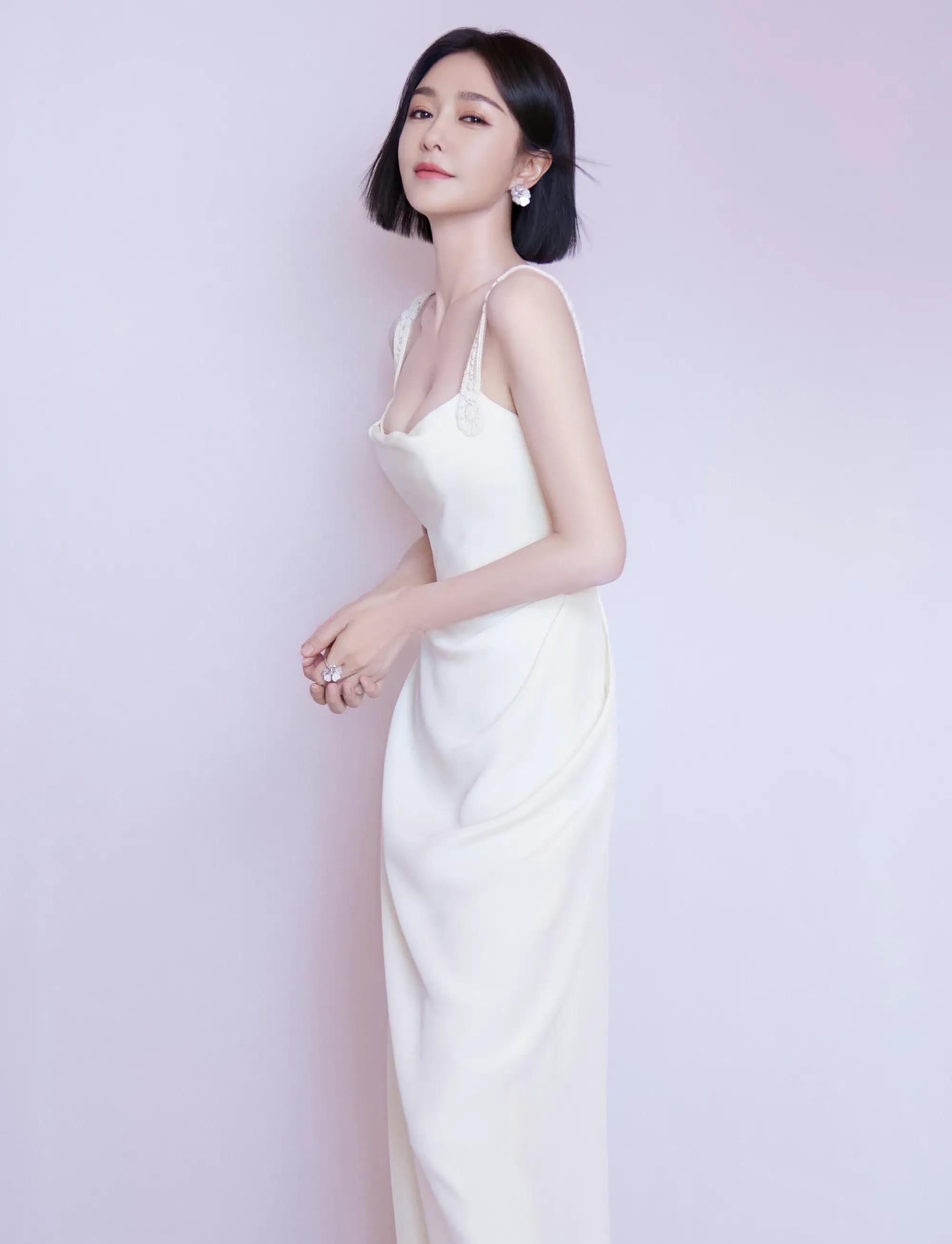 秦岚穿白色吊带抹胸裙,风情妩媚,美艳动人!_高清图集_新浪网