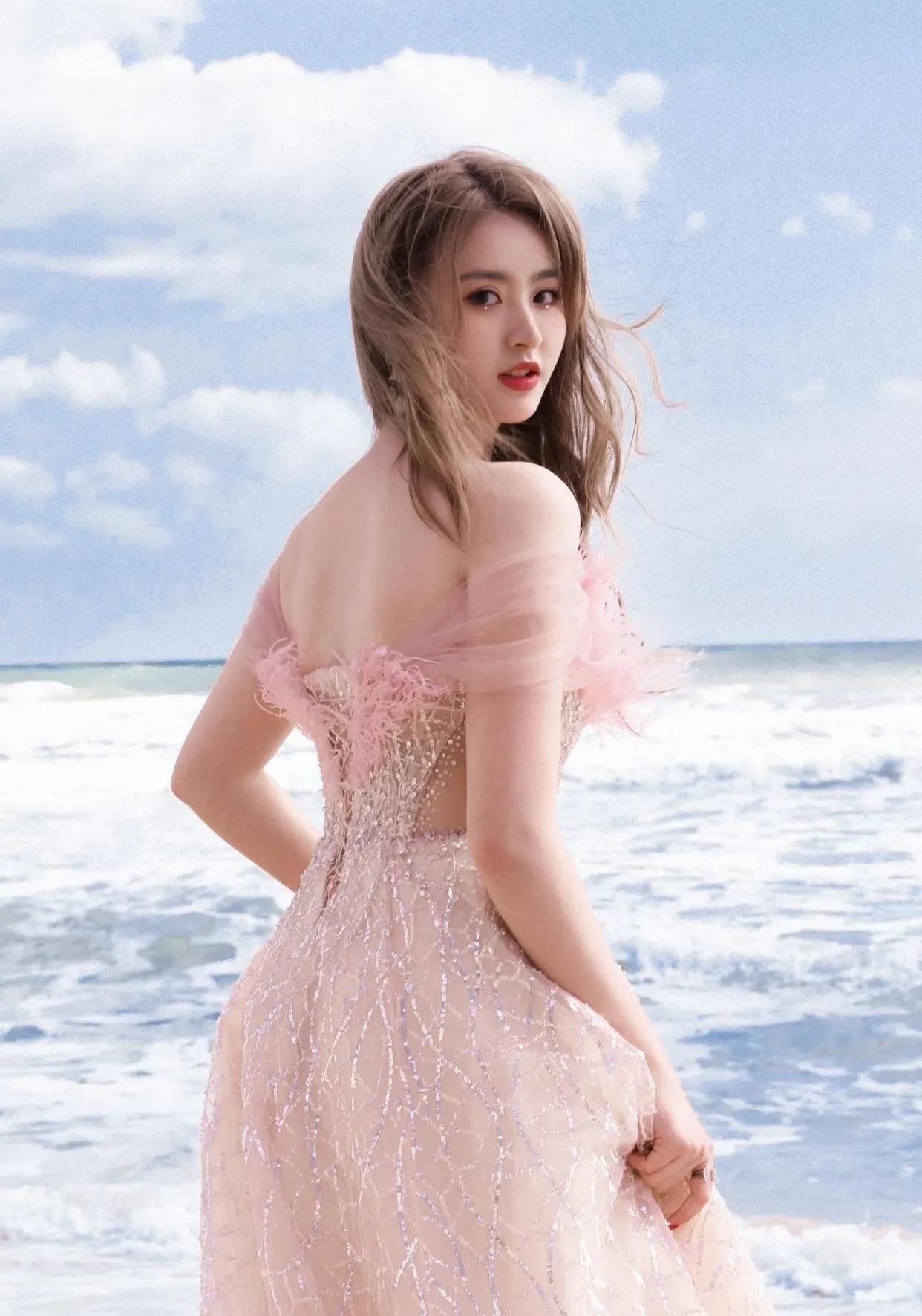 金子涵:美艳动人,美女歌手粉裙写真!_高清图集_新浪网