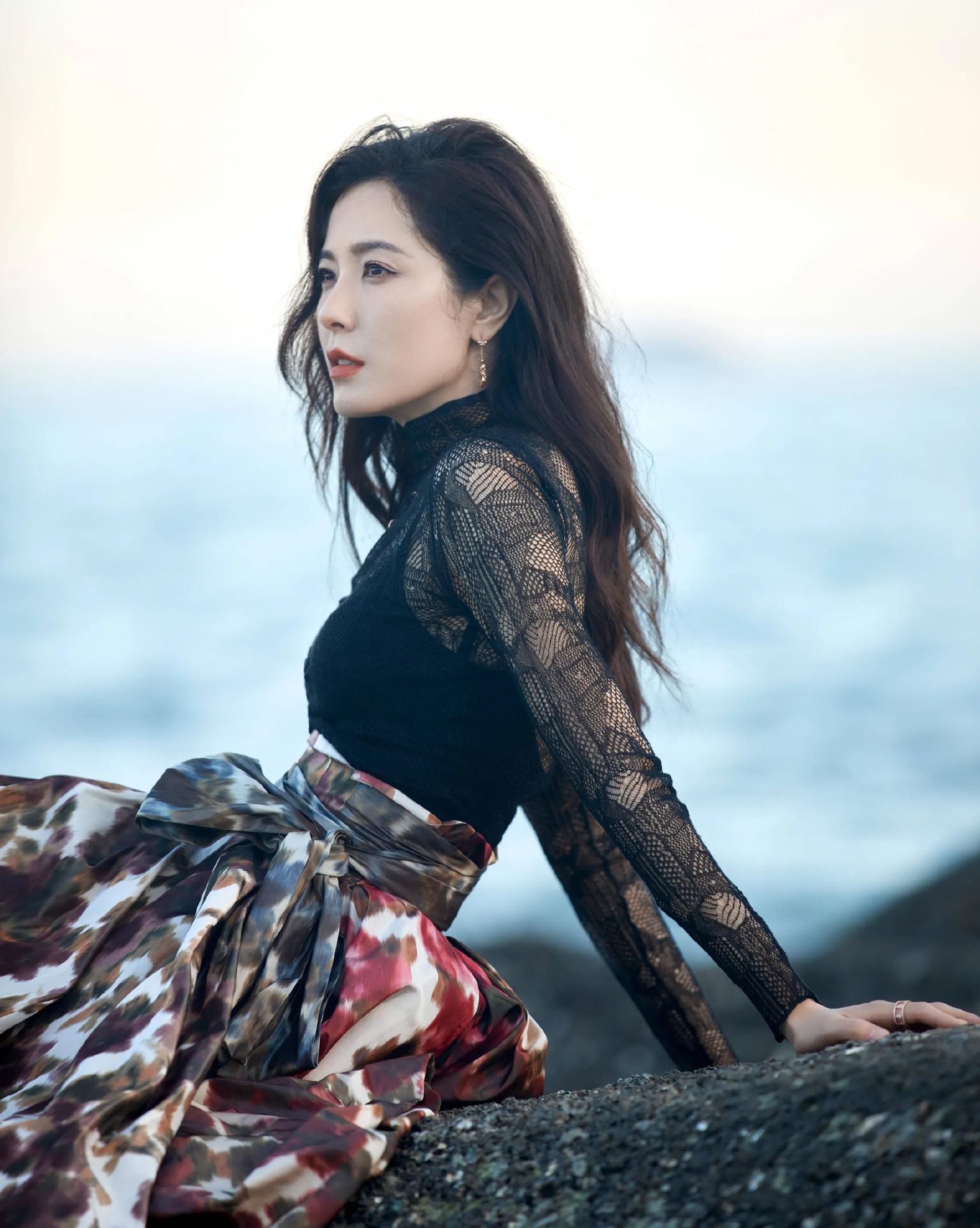 曾黎红唇黑色卷发,身穿黑色薄纱上衣,楚楚动人!