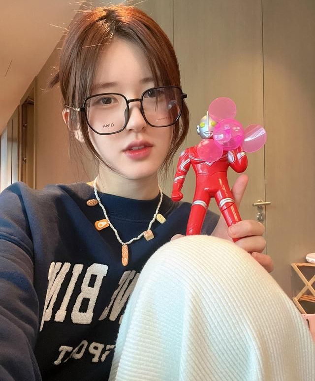 赵露思戴眼镜搞怪自拍美照欣赏!_高清图集_新浪网