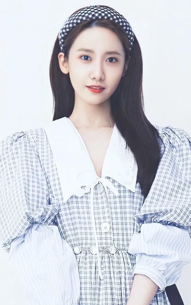 林允儿的清纯美照优雅迷人