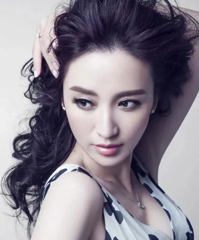 张萌:美艳动人,巅峰身材写真!__财经头条