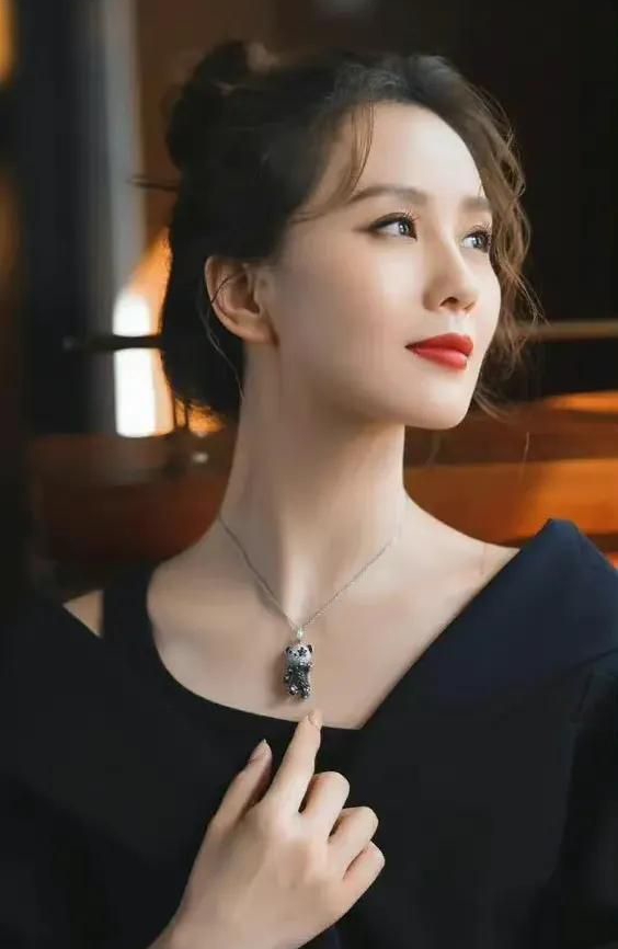 刘诗诗丸子头清爽可爱减龄活泼