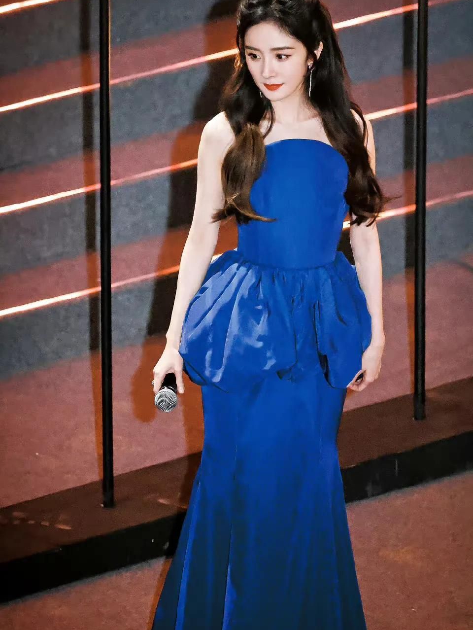 杨幂穿蓝色抹胸裙梳公主头端庄大气 ,甜美温柔,惊艳迷人!