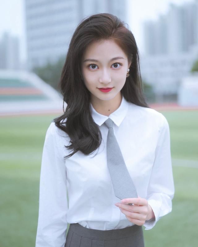 冯琳白色衬衣照!__财经头条