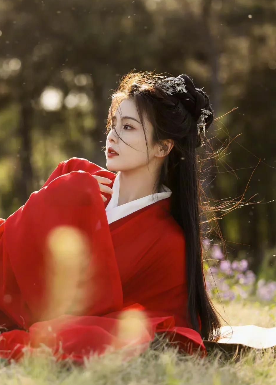 白鹿一身红衣女侠造型写真,英姿飒爽,美艳动人!_高清图集_新浪网