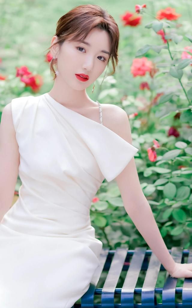 毛晓彤身穿纯白斜肩连衣裙!