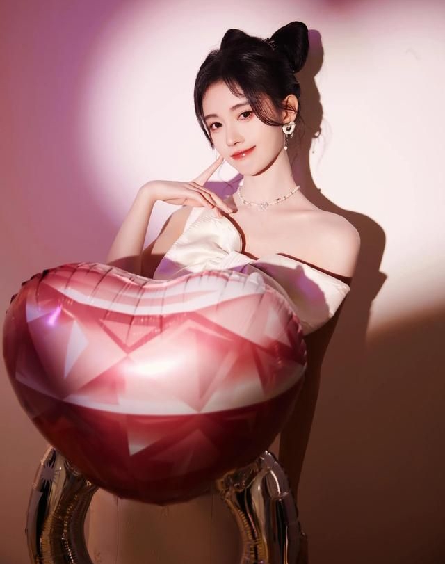 鞠婧祎蝴蝶结提花抹胸连衣裙优雅迷人