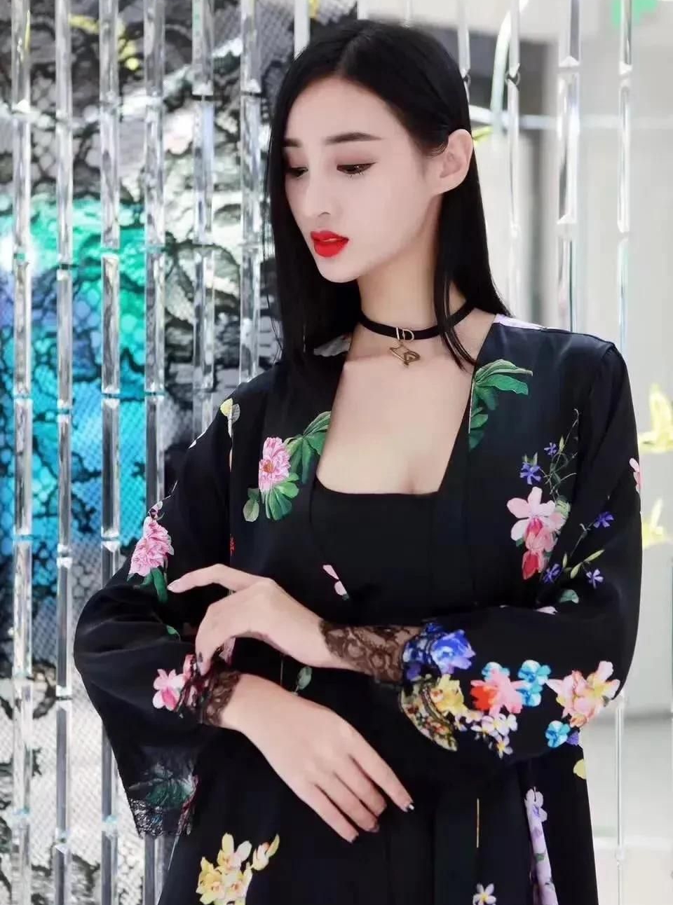 吴春怡肌肤白皙婀娜动人