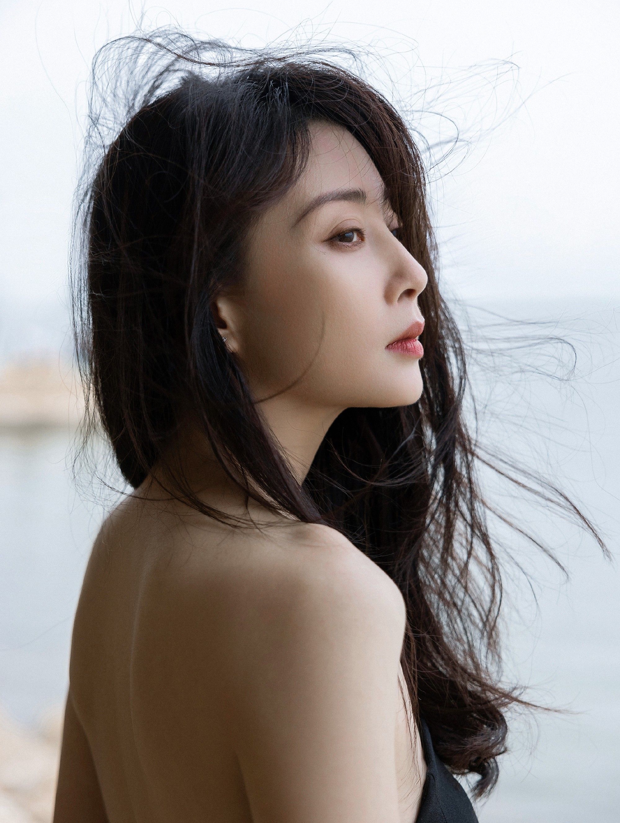 殷桃黑色抹胸连衣裙写真展示美丽容颜楚楚动人