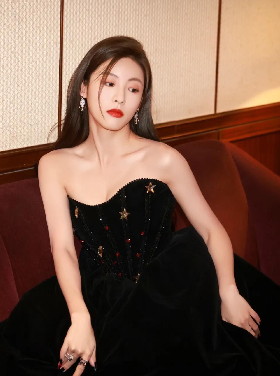 孙芮穿黑色抹胸长裙御姐气场全开,身材火辣,惊艳迷人!__财经头条