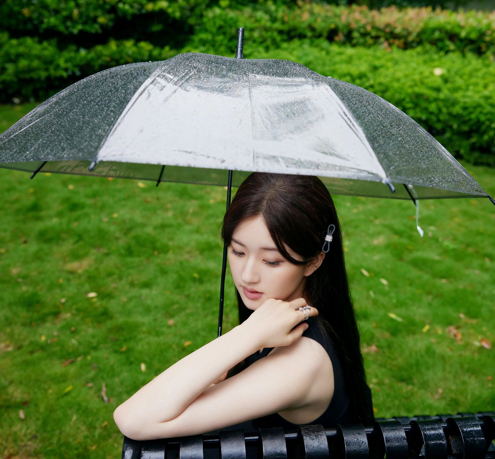 小雨中的赵露思,一边撑着伞,一边拍着照,楚楚动人!__财经头条