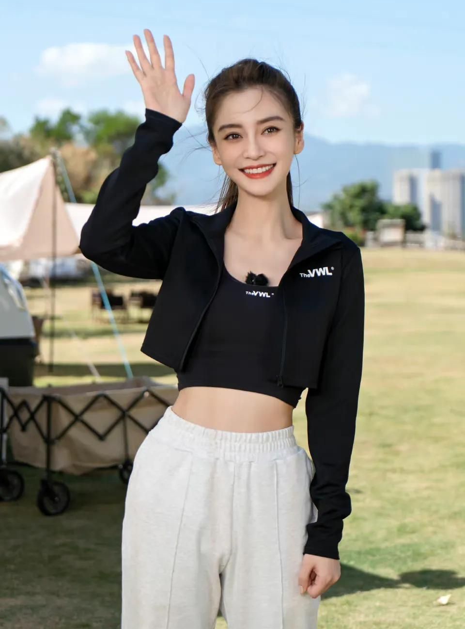 杨颖穿黑白休闲运动装大秀肌肉和小蛮腰,清纯甜美,灵动温柔!