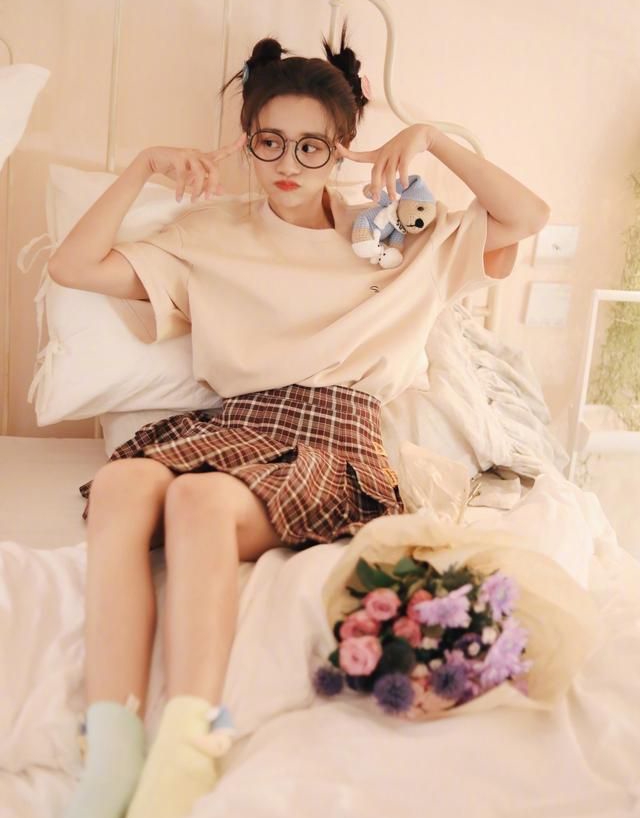 安悦溪短裙美腿生活照!