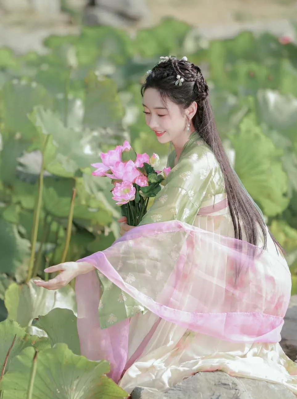 宣璐晒秋日古风写真,一袭纱裙仙气飘飘,笑容甜美!_高清图集_新浪网