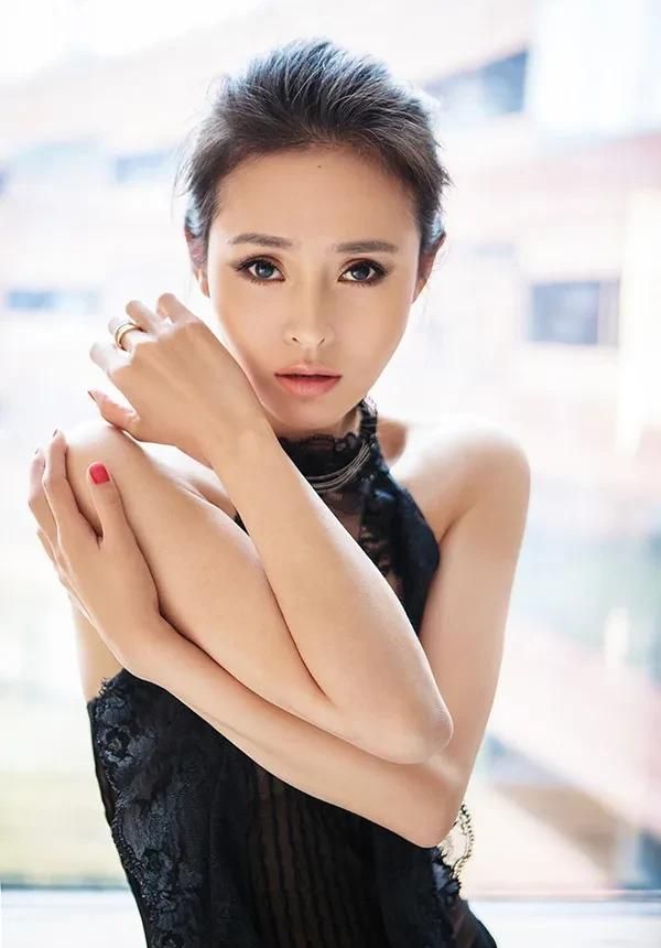 温婉秀雅的于明加,娇俏可人,温柔甜美的写真照!_高清图集_新浪网