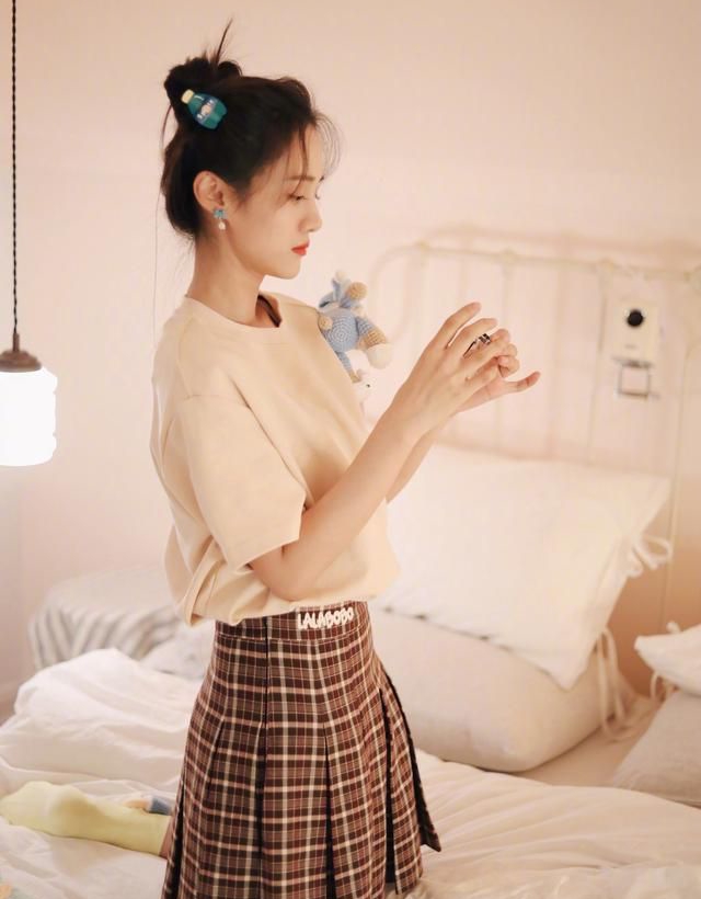 安悦溪短裙美腿,美丽可爱!__财经头条