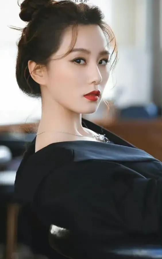 刘诗诗丸子头清爽可爱减龄活泼