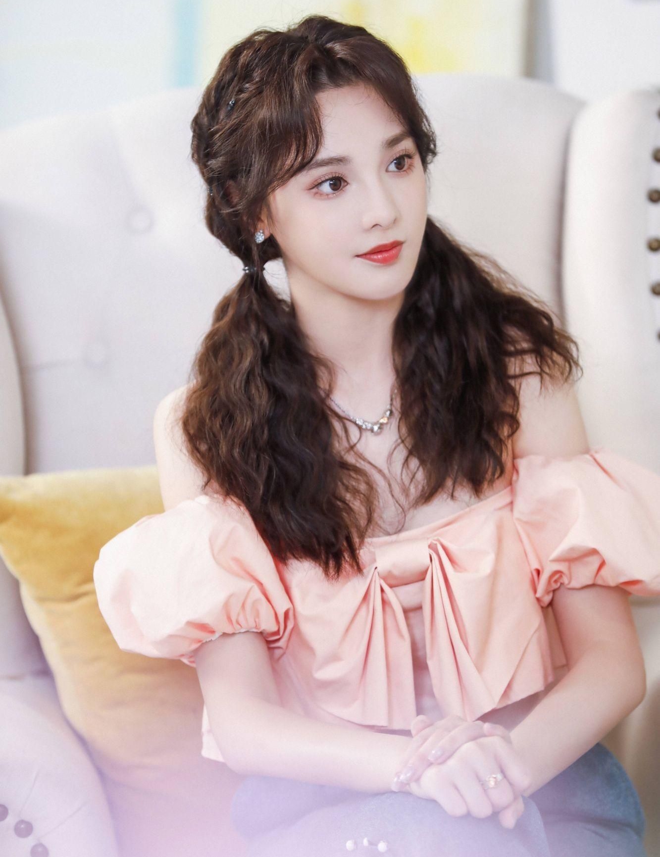 彭小苒美艳撩人尽显迷人身材惊艳迷人