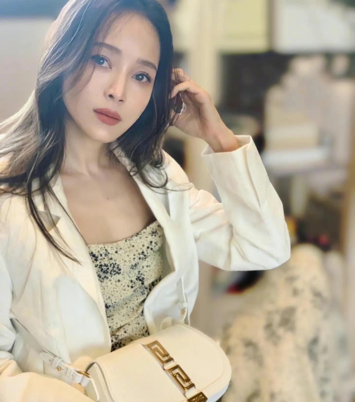 侯佩岑娇艳如花时尚魅力楚楚动人