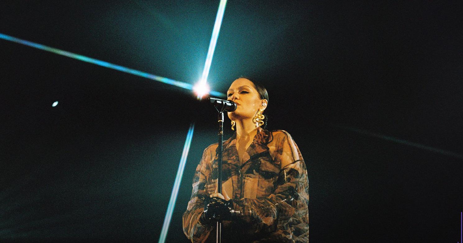 正文     在这次的演唱会上,jessie j除了展现了优越的歌喉,还在串场