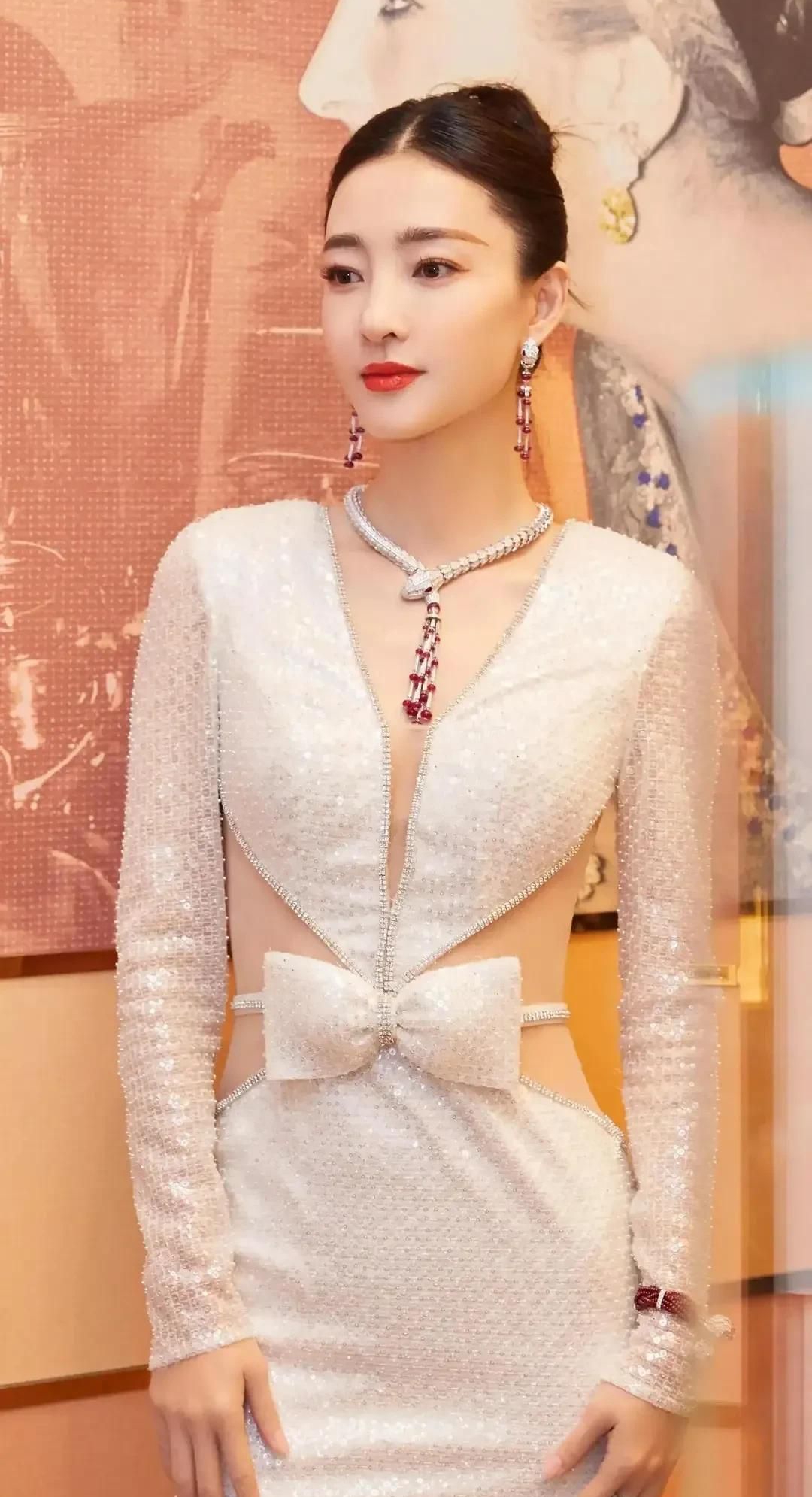 精致优雅的王丽坤,清纯绝美,尽显妩媚的身姿!_高清图集_新浪网