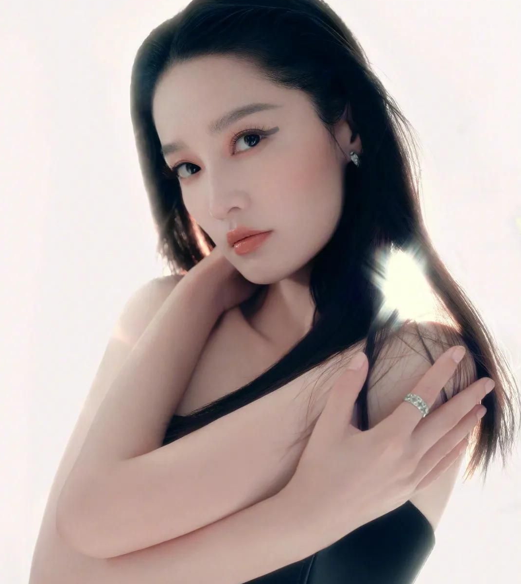 李沁惊艳写真一袭黑衣神秘妩媚飘逸发丝轻抚锁骨美艳动人