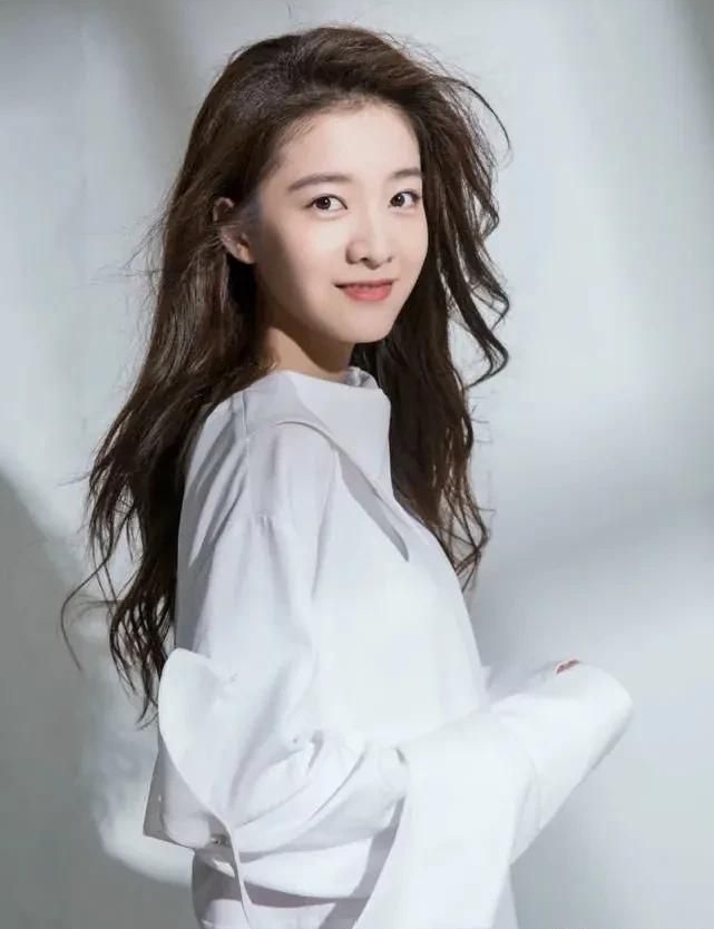 张雪迎婀娜多姿冷艳写真,优雅迷人!__财经头条