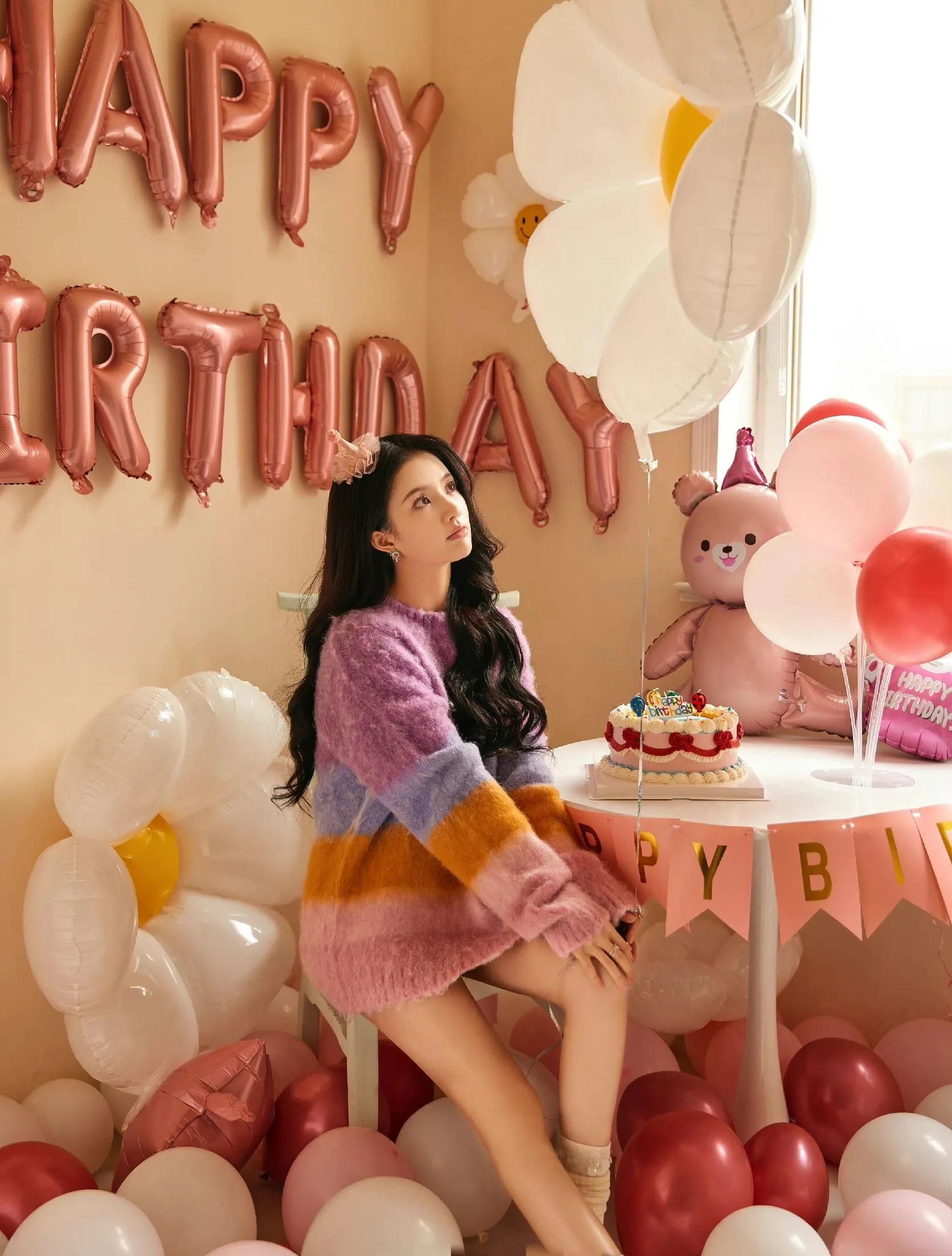 刘些宁可爱写真彩虹针织衫搭配慵懒长卷发甜美元气