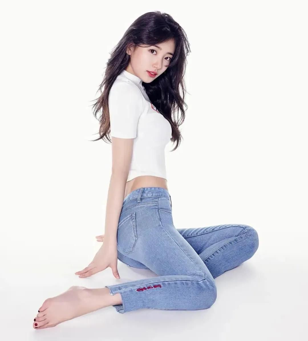 裴秀智紧身牛仔裤,魅力动人!_高清图集_新浪网