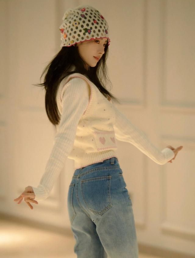 鞠婧祎练舞照,穿针织衫甜美可爱!