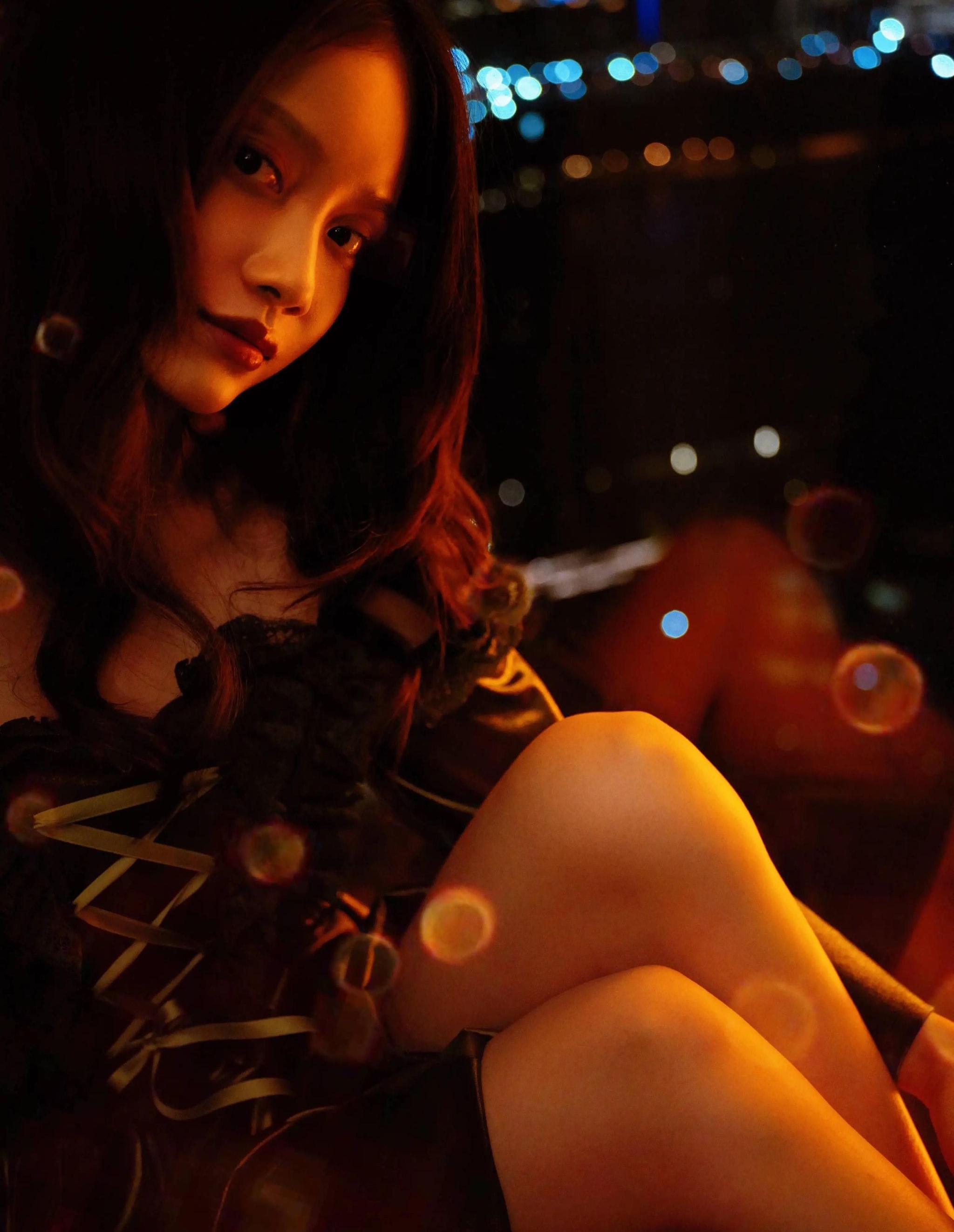 孙伊涵美颜写真,墨绿宫廷束腰花摆裙,惊艳迷人!__财经头条