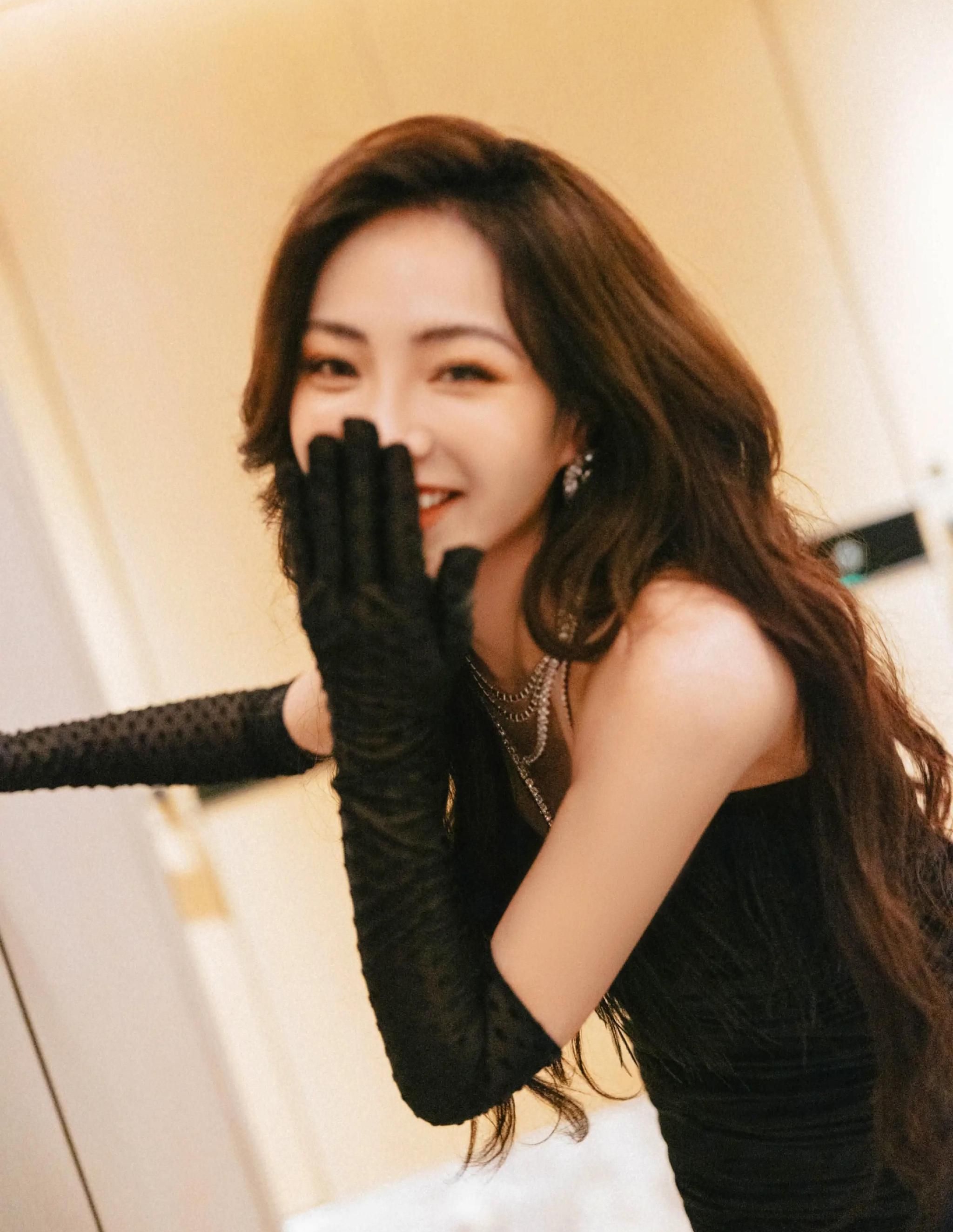 谢可寅黑色包臀礼服搭配大波浪卷发惊艳迷人