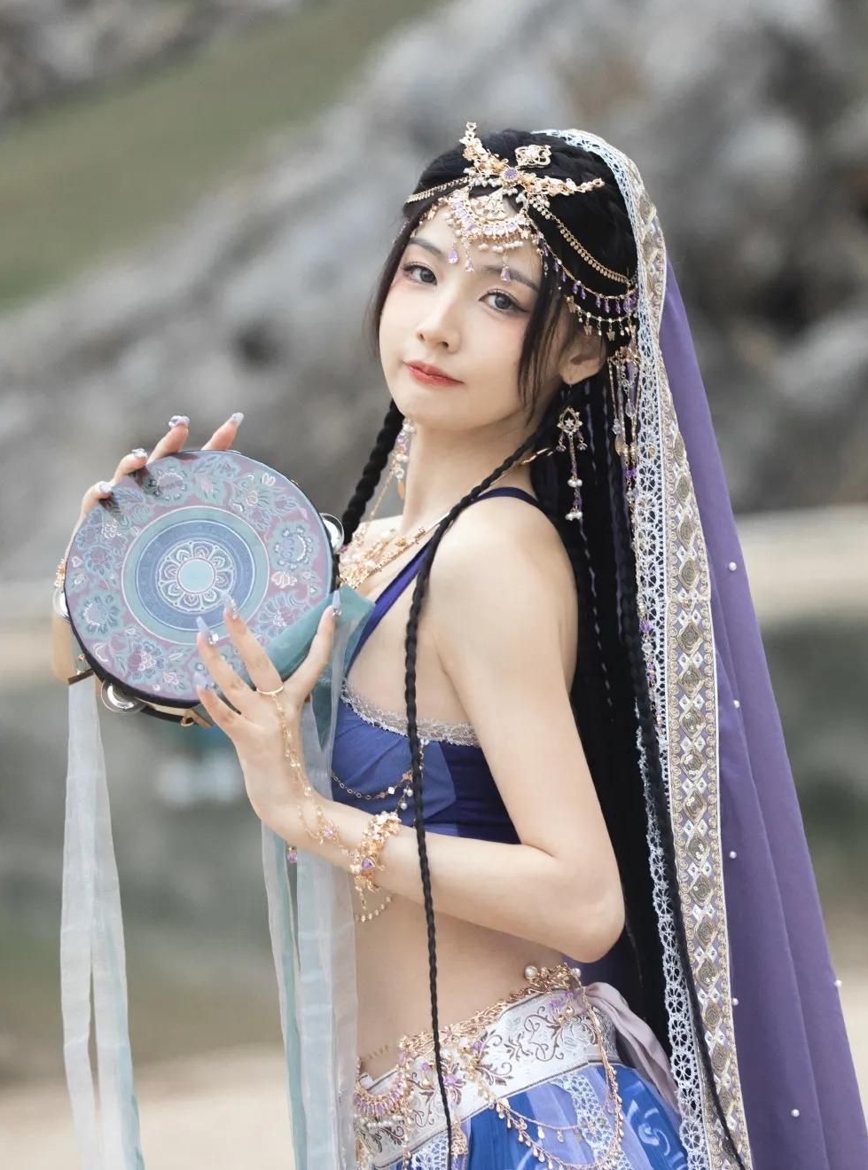 赵粤异域风造型随拍穿吊带抹胸化身西域舞姬风情万种