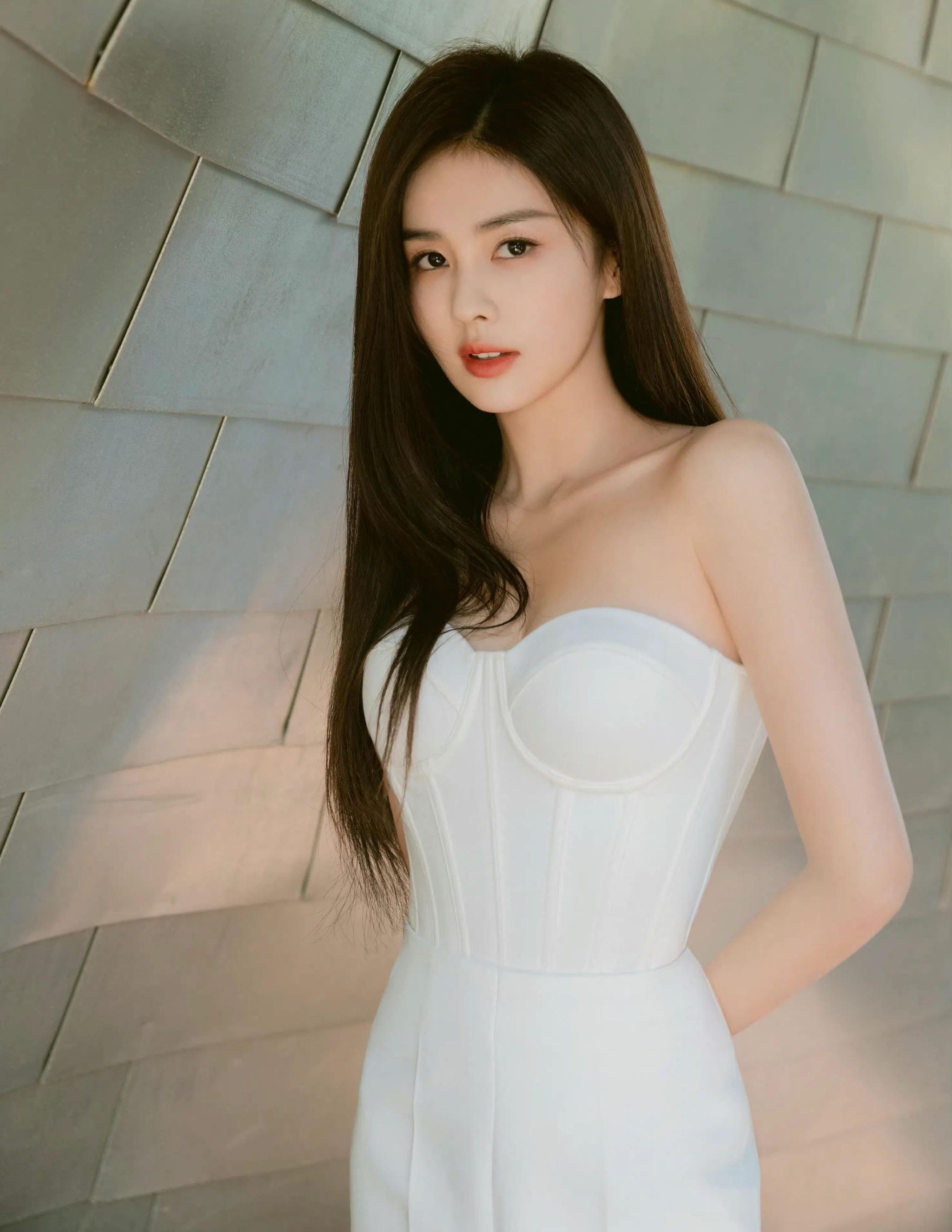 白鹿抹胸长裙写真,肤白如雪,清纯可人!__财经头条