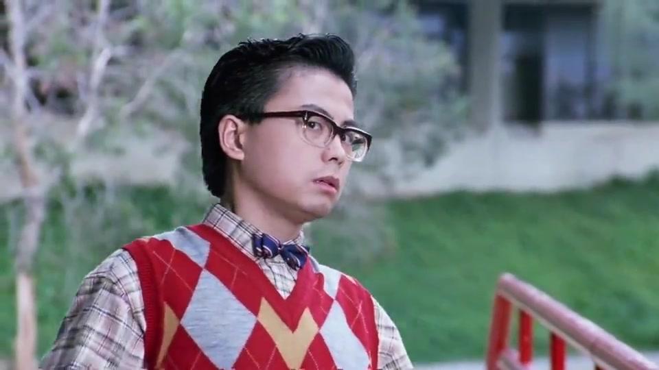 逃学威龙:细龟跟姐姐之间对抗,看两人脚的位置,细龟还是妥协了