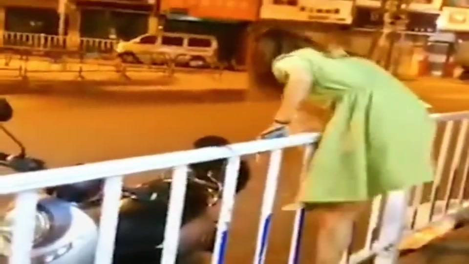 广西南宁一女子穿裙子翻越栏杆,摔得四脚朝天,场面极其不雅!