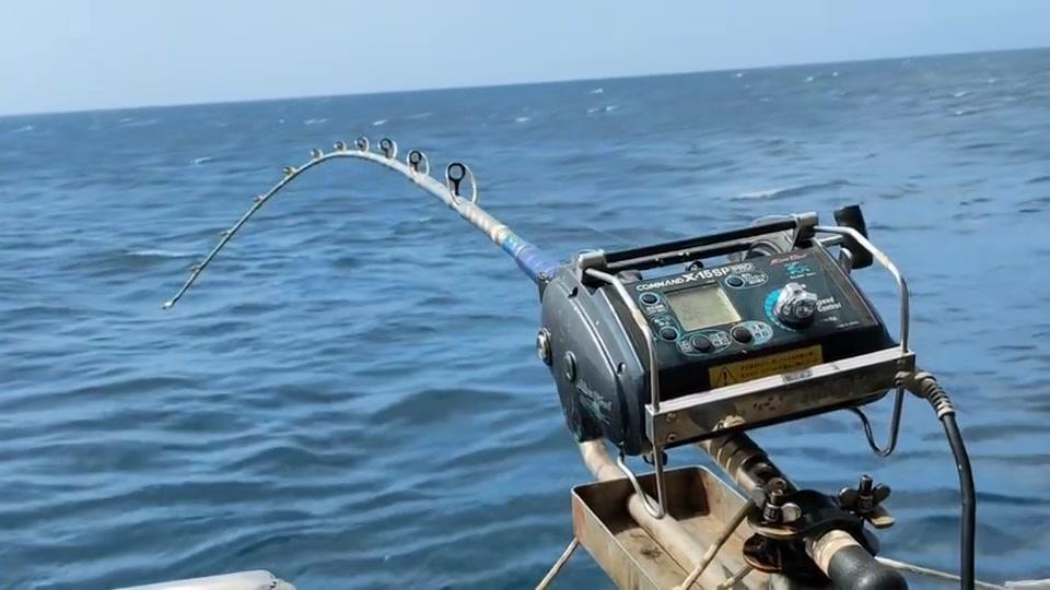 记录深海钓的真实生活深海钓鱼中正在等待大鱼上钩