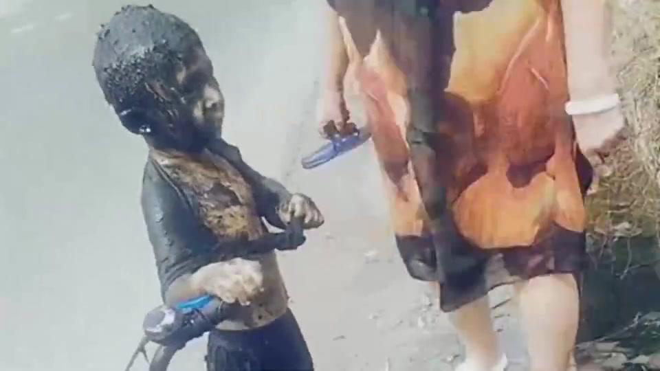 熊孩子骑车掉水沟,这表情也是没谁了,真是太搞笑了