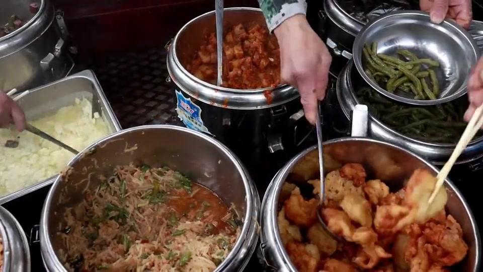 10元10个菜的路边快餐,想吃多少自己打,老板娘亏不亏?