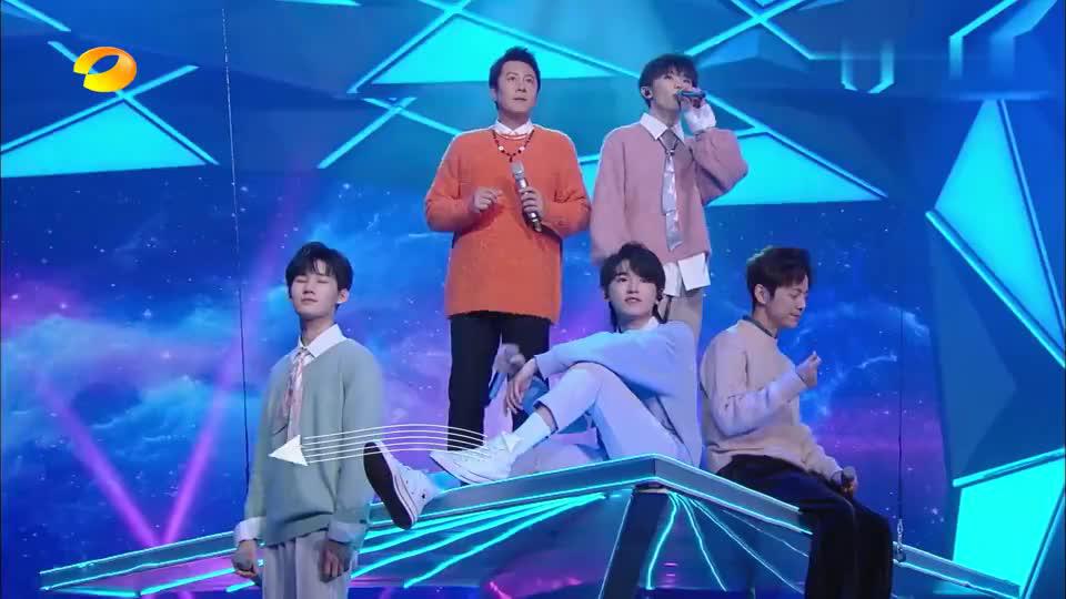 满满的少年感!何炅蔡国庆与宋亚轩马嘉祺合唱《纸飞机》太好听了