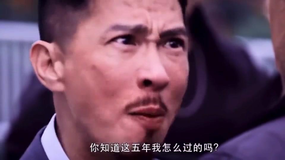 混混还以为这是自己人,马上就被张家辉炸了
