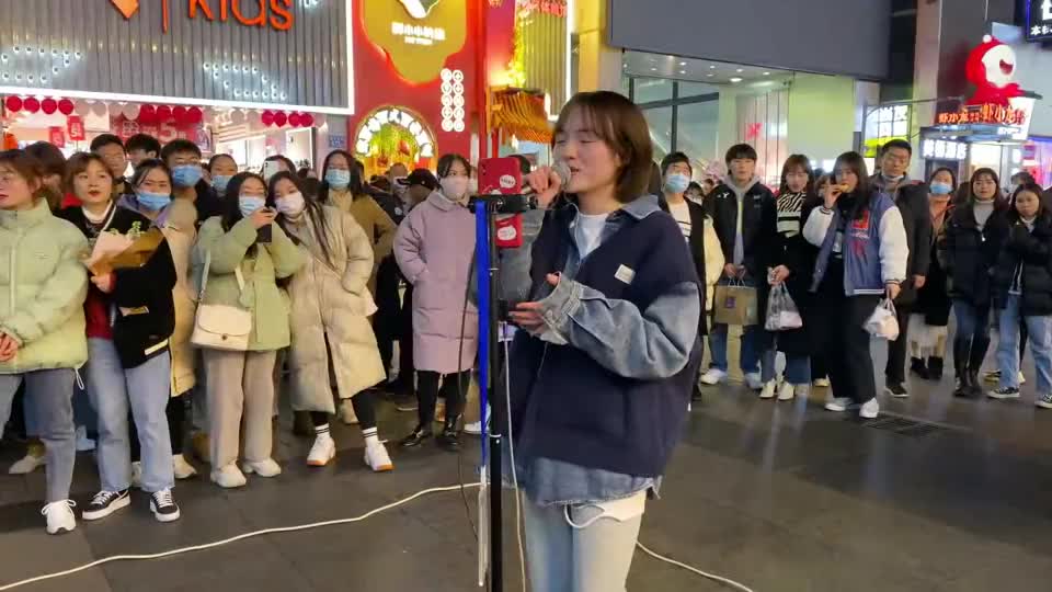 小姐姐街头演唱《白月光与朱砂痣》是不是这个时候好!