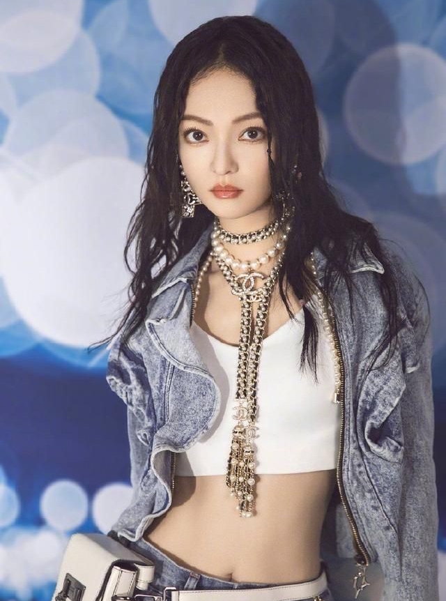 张韶涵朋克风剧照酷飒秀亮色美甲个性十足