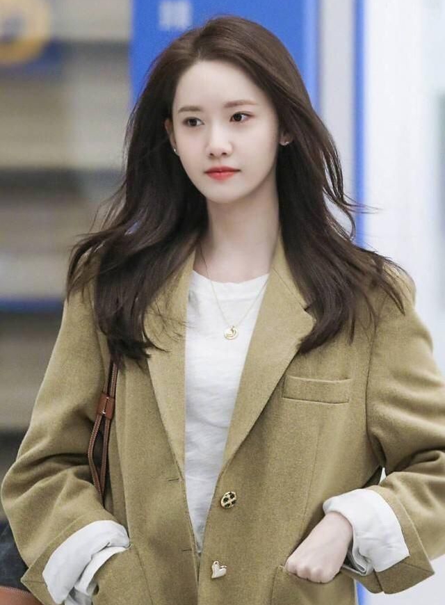 林允儿的清纯美照惊艳迷人