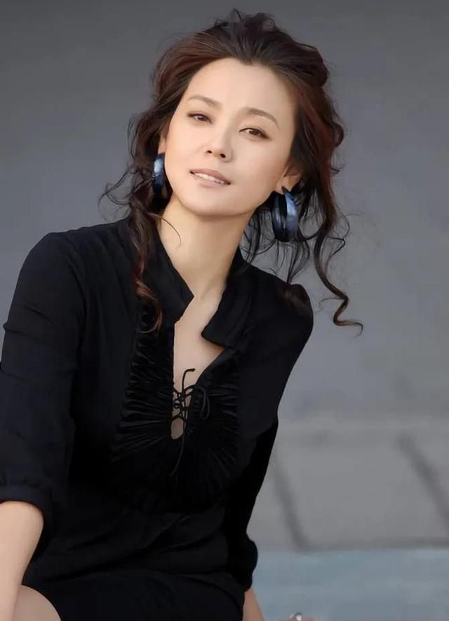 美女梁爱琪,优雅迷人!__财经头条