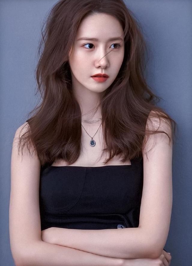 林允儿的清纯美照惊艳迷人