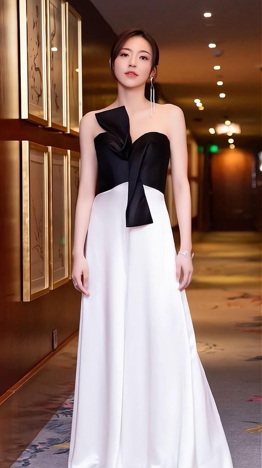 黄梦莹端庄优雅恬静写真,优雅迷人!__财经头条