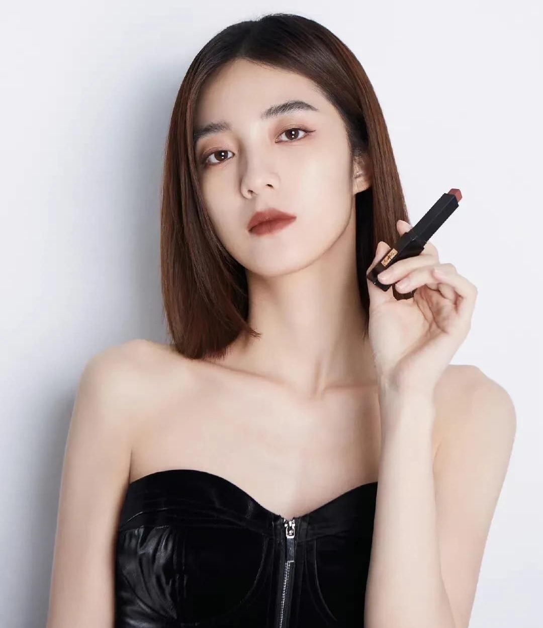 万鹏高清魅力写真,优雅迷人!__财经头条