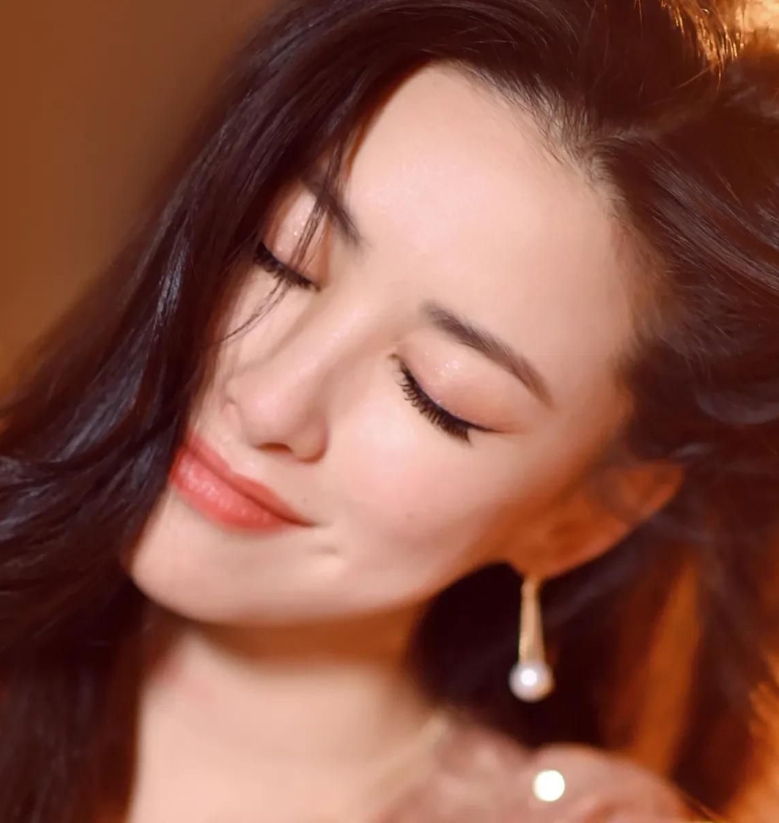 娇艳美女朱珠淡雅娴静风姿绰约